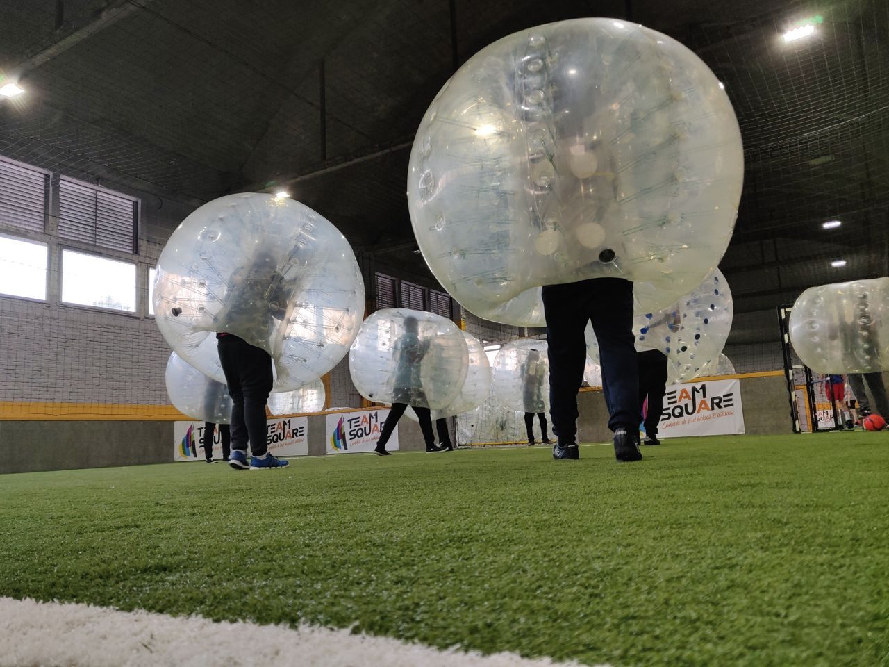 Joueurs en action pendant une partie de Bubble Foot chez Team Square