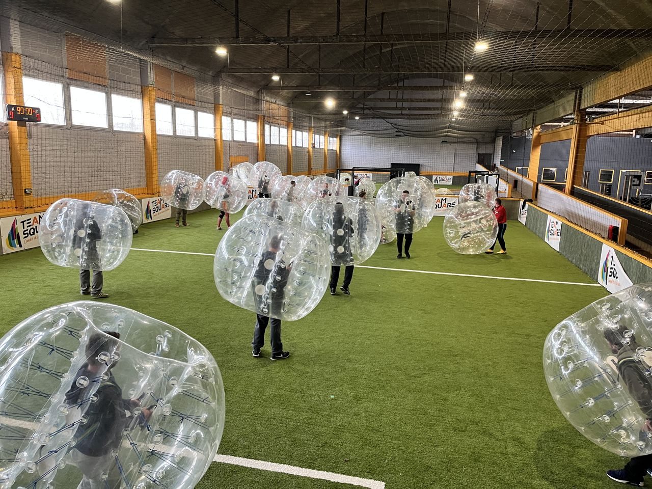 Groupe de joueurs équipés de bulles avant une partie