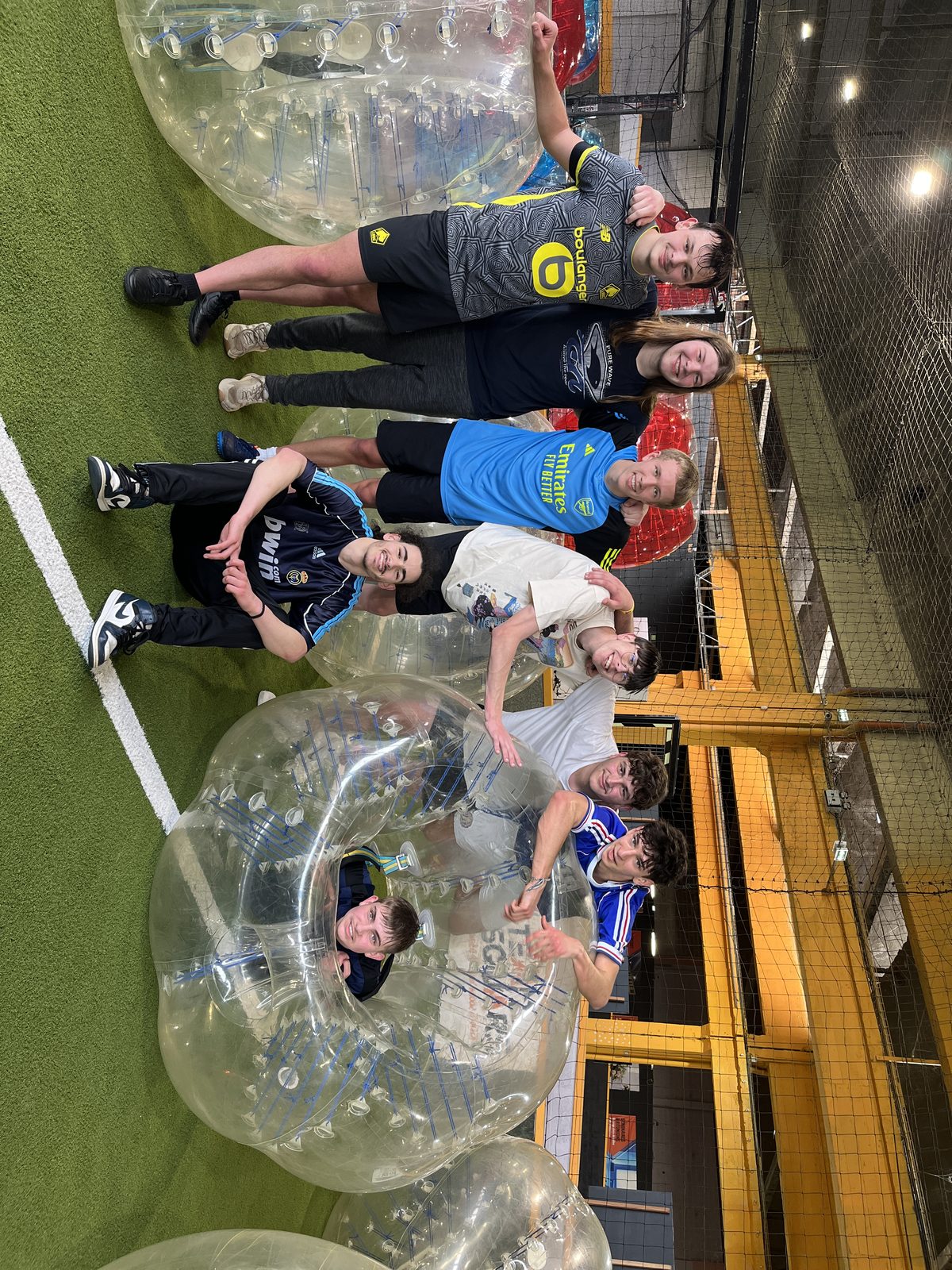 Un groupe d'ados pose après une session de Bubble Foot chez Team Square